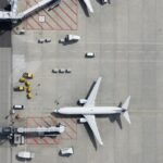 Luftaufnahme eines Flugzeugs am Flugsteig.